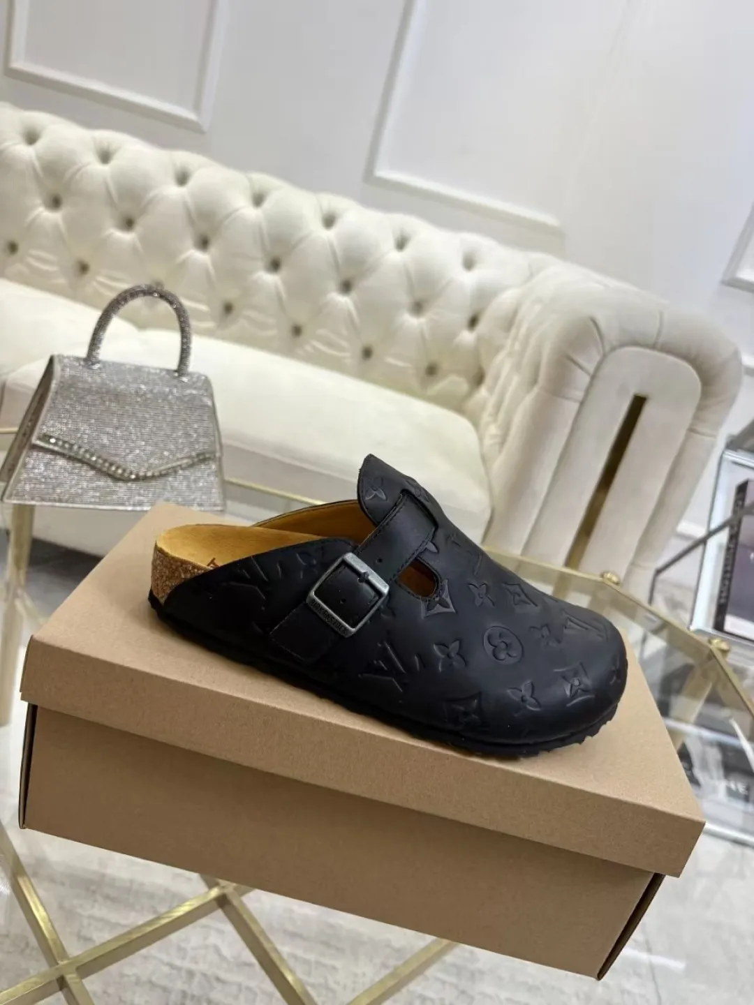 Women's p560 Men's p580 ✨ LV couple's toe-cap slippers | Full of high-end feel, you can walk with wind! ✨ This pair of LV classic toe-cap slippers is simply a "walking grass-planting machine"! Original three-dimensional embossed cowhide + cowhide fabric, the texture is high-end at first glance, and you will become a rich daughter/son in seconds ~💅 🌟 Why must you join TA? ✔️ Original embossed cowhide - clear texture but not cheap, classic presbyopia yyds ✔️ Belt buckle + metal logo - ecstatic control of details, exquisite to the heel! ✔️ Sheepskin lining + cushioned footbed - it feels like stepping on clouds ☁️, and you won’t feel tired when you go shopping~ ✔️ Non-slip rubber sole - walking is as stable as a mountain, and you are not afraid of slipping on rainy days!  👫 The best outfit for couples: Whether it’s shorts, T-shirts👕 or long skirts and suits👗, pairing these shoes with each other will immediately create a lazy and high-end atmosphere! Everyday outings/vacations, no matter what you shoot, it will look like a blockbuster📸🔥 The texture and foot feel that only the higher version can have, it is not a hit or a hit! Heartbeat is not as good as action. True love is true when both pairs are in pairs~💖 #LVcoupleslippers #高色综合 #好看不狠的 Feet #couples’ must-have